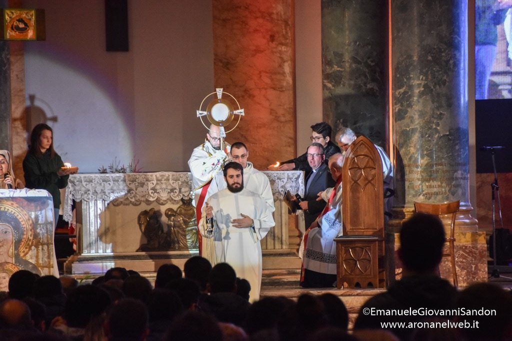 Veglia delle Palme 2019 con i giovani della diocesi di Novara e il vescovo Franco Giulio Brambilla trasferita a Boca da Omegna a causa del maltempo. Foto Emanuele Sandon