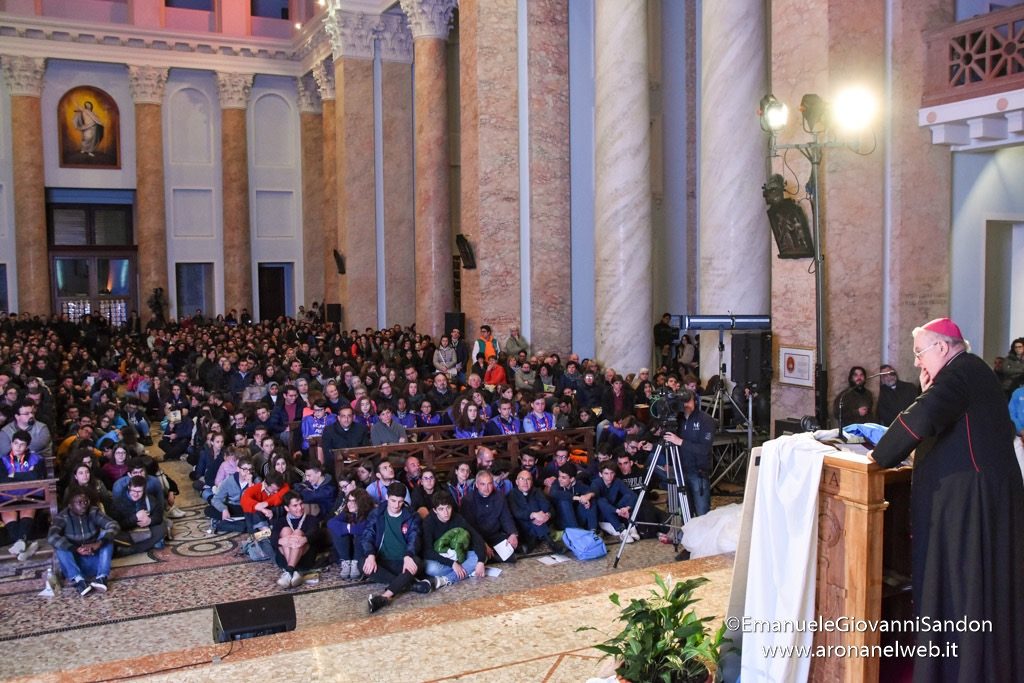 Veglia delle Palme 2019 con i giovani della diocesi di Novara e il vescovo Franco Giulio Brambilla trasferita a Boca da Omegna a causa del maltempo. Foto Emanuele Sandon
