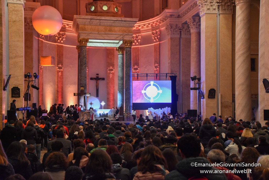 Veglia delle Palme 2019 con i giovani della diocesi di Novara e il vescovo Franco Giulio Brambilla trasferita a Boca da Omegna a causa del maltempo. Foto Emanuele Sandon