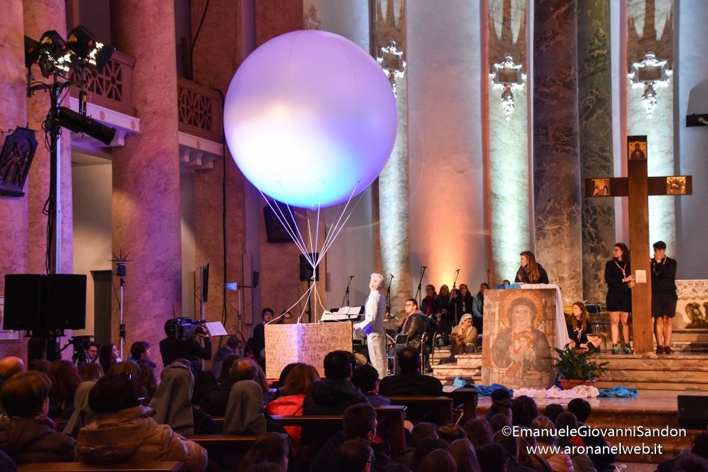 Veglia delle Palme 2019 con i giovani della diocesi di Novara e il vescovo Franco Giulio Brambilla trasferita a Boca da Omegna a causa del maltempo. Foto Emanuele Sandon