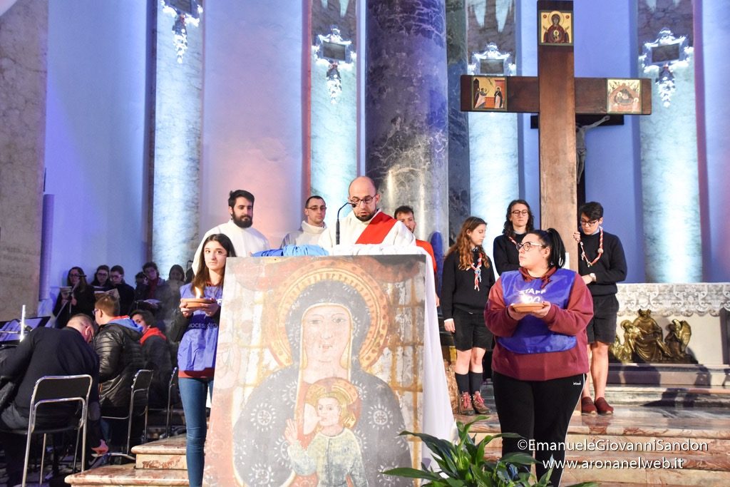 Veglia delle Palme 2019 con i giovani della diocesi di Novara e il vescovo Franco Giulio Brambilla trasferita a Boca da Omegna a causa del maltempo. Foto Emanuele Sandon