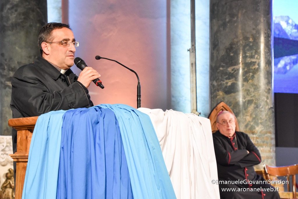 Veglia delle Palme 2019 con i giovani della diocesi di Novara e il vescovo Franco Giulio Brambilla trasferita a Boca da Omegna a causa del maltempo. Foto Emanuele Sandon
