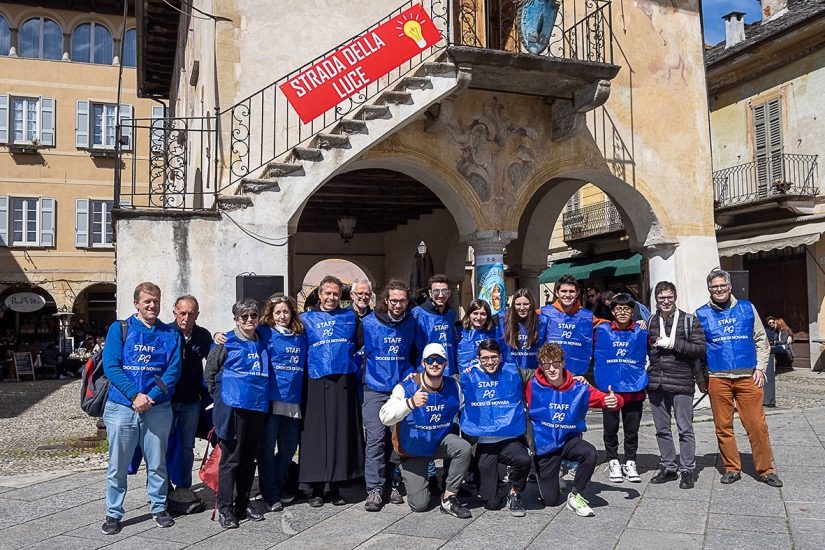 Veglia delle Palme 2022 con i giovani della diocesi di Novara e il vescovo Franco Giulio Brambilla al Sacro Monte di Orta.