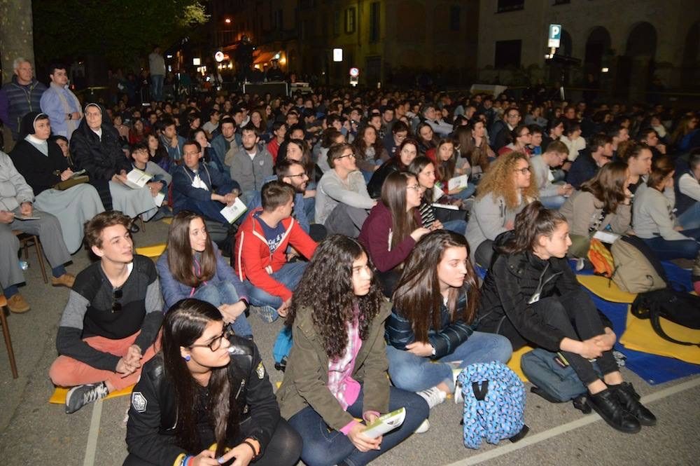 La Veglia delle Palme 2017 dei giovani con il vescovo Franco Giulio Brambilla a Domodossola