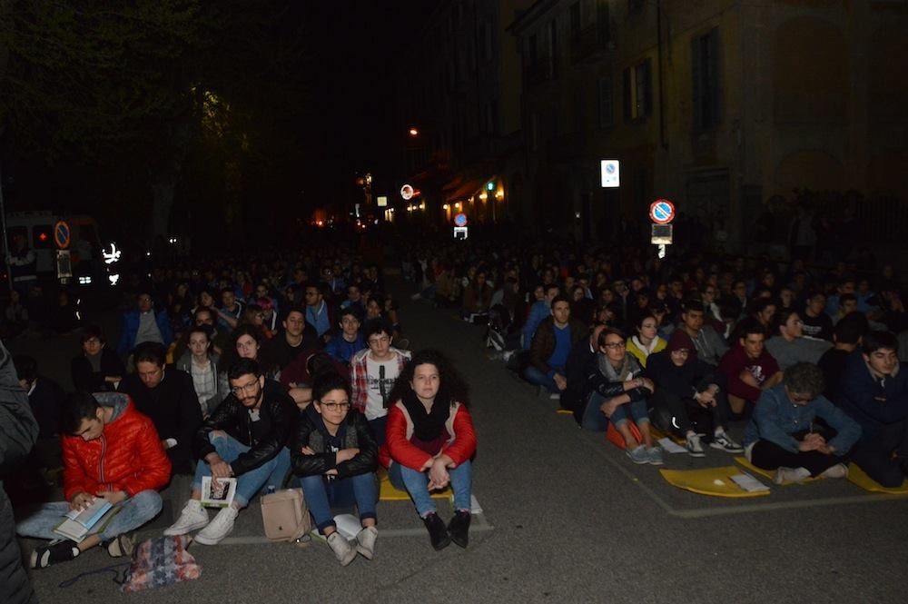 La Veglia delle Palme 2017 dei giovani con il vescovo Franco Giulio Brambilla a Domodossola