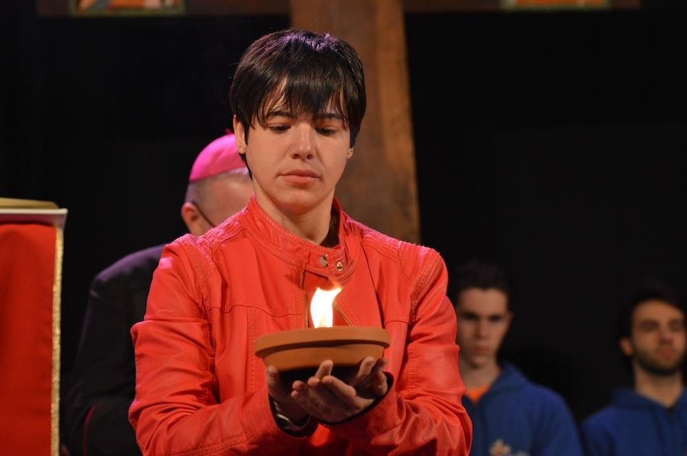 La Veglia delle Palme 2017 dei giovani con il vescovo Franco Giulio Brambilla a Domodossola