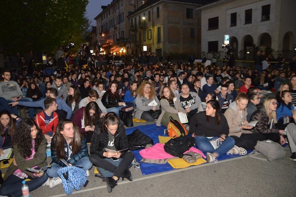 La Veglia delle Palme 2017 dei giovani con il vescovo Franco Giulio Brambilla a Domodossola