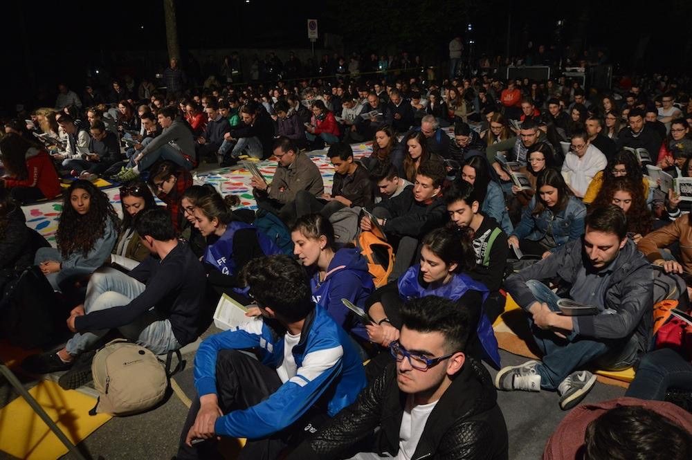 La Veglia delle Palme 2017 dei giovani con il vescovo Franco Giulio Brambilla a Domodossola
