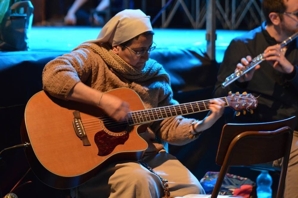 La Veglia delle Palme 2017 dei giovani con il vescovo Franco Giulio Brambilla a Domodossola