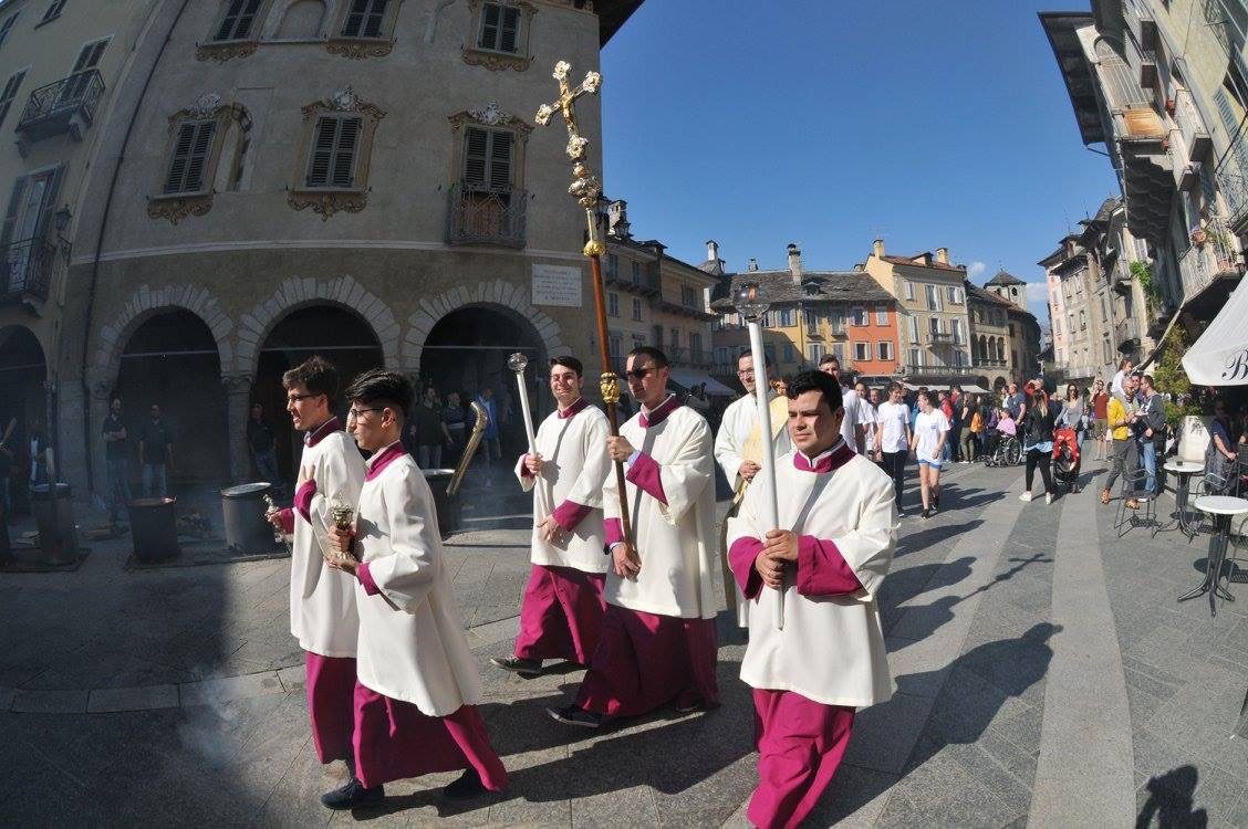 La Veglia delle Palme 2017 dei giovani con il vescovo Franco Giulio Brambilla a Domodossola
