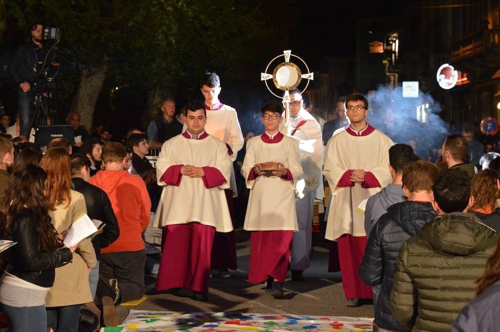 La Veglia delle Palme 2017 dei giovani con il vescovo Franco Giulio Brambilla a Domodossola