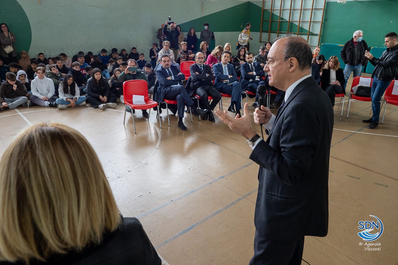 Il Ministro dell'Istruzione Giuseppe Valditara in visita nelle scuole di Novara