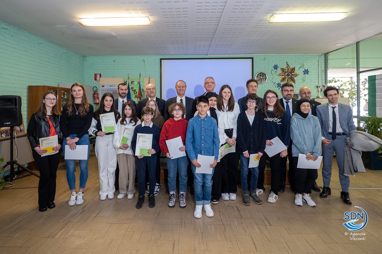 Il Ministro dell'Istruzione Giuseppe Valditara in visita nelle scuole di Novara