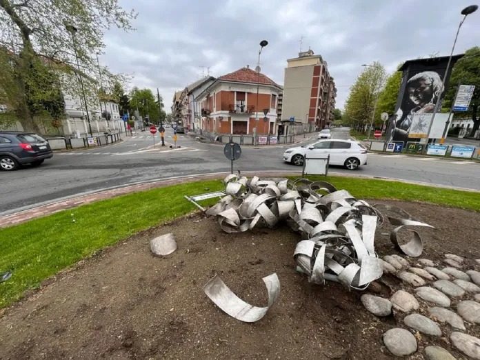 La statua del cavallo distrutta nell'incidente