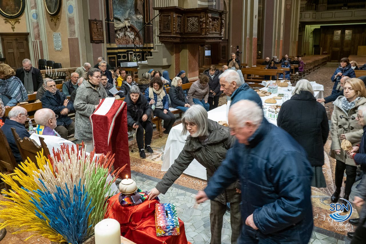 Un momento della cena di digiuno per la veglia dei missionari martiri che si è tenuta a Cerano il 24 marzo 2023