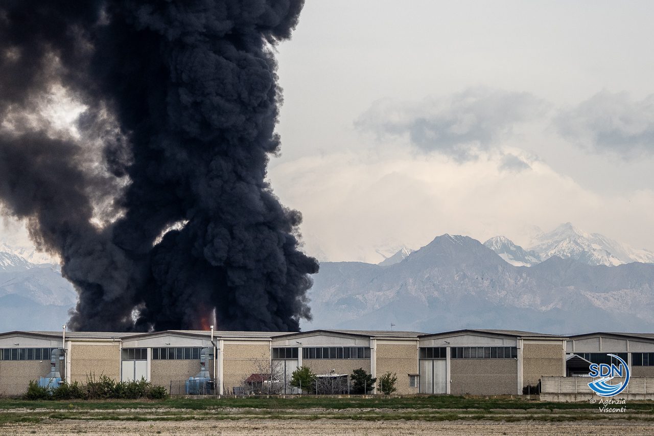 L'incendio di San Pietro Mosezzo visto dalla campagna intorno a Novara