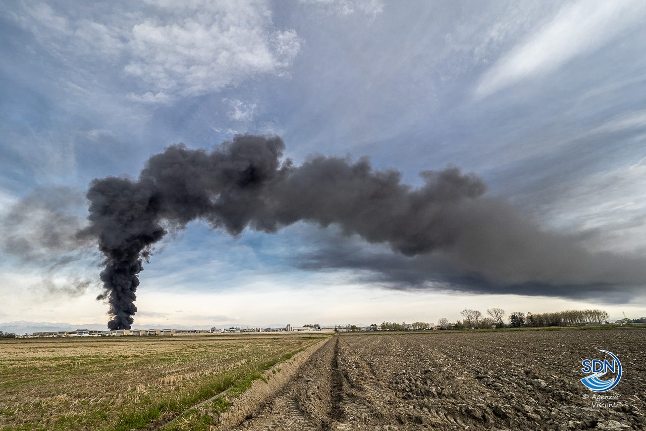 L'incendio di San Pietro Mosezzo visto dalla campagna intorno a Novara