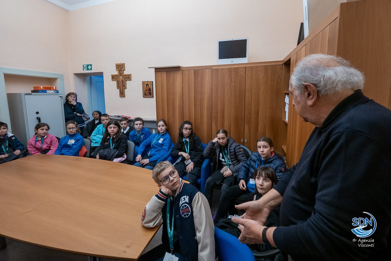 La Classe 5 B dell'istituto Sacro Cuore di Novara in visita alla redazione de L'Azione
