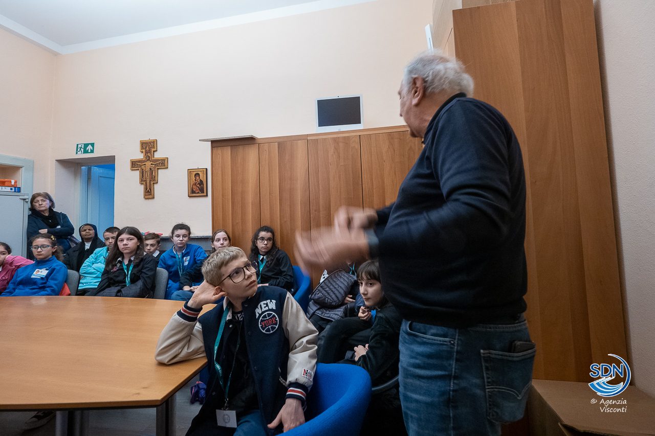 La Classe 5 B dell'istituto Sacro Cuore di Novara in visita alla redazione de L'Azione