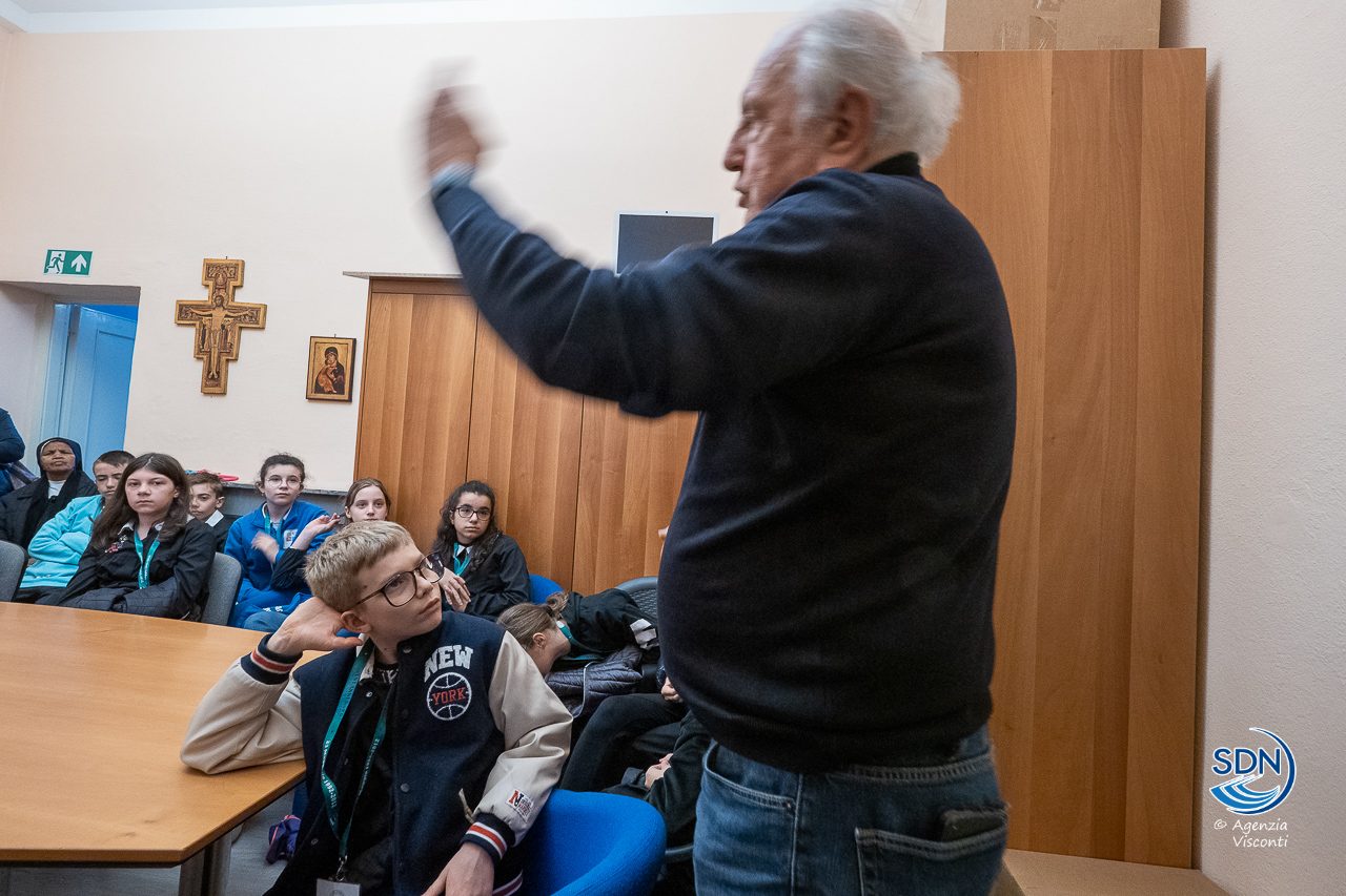 La Classe 5 B dell'istituto Sacro Cuore di Novara in visita alla redazione de L'Azione