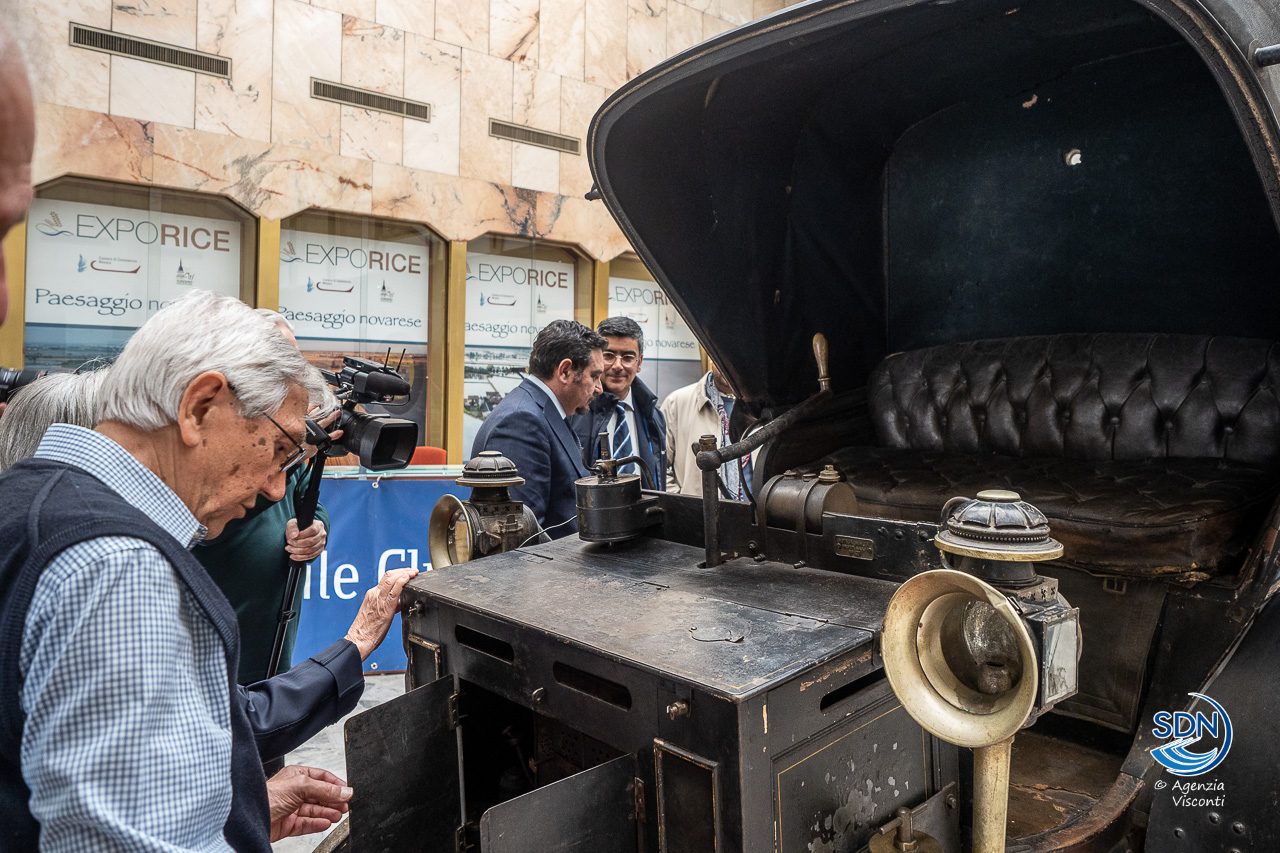 La-prima-auto-targata-Novara-arriva-in-citta3016-1