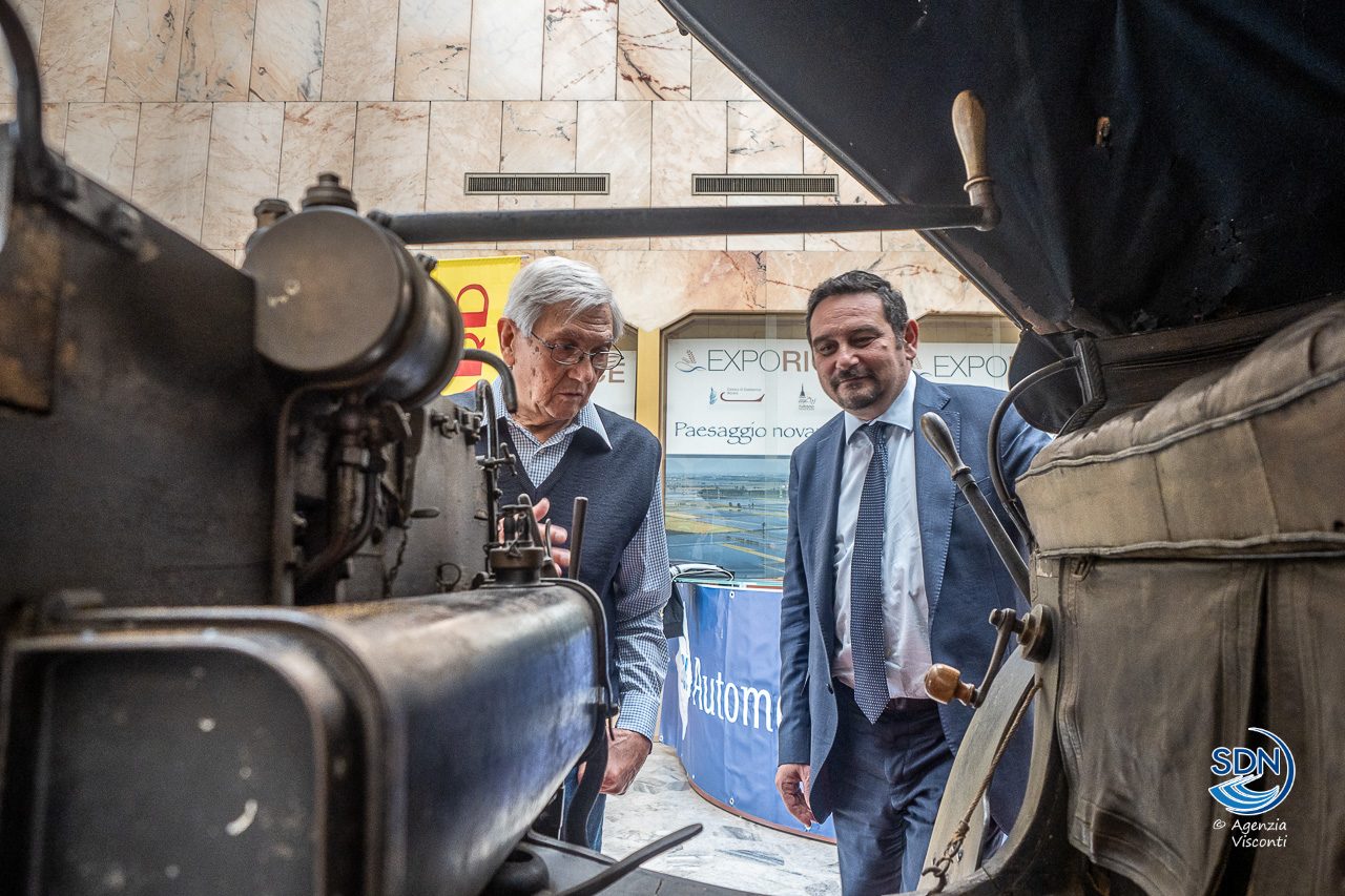 La-prima-auto-targata-Novara-arriva-in-citta3023-1