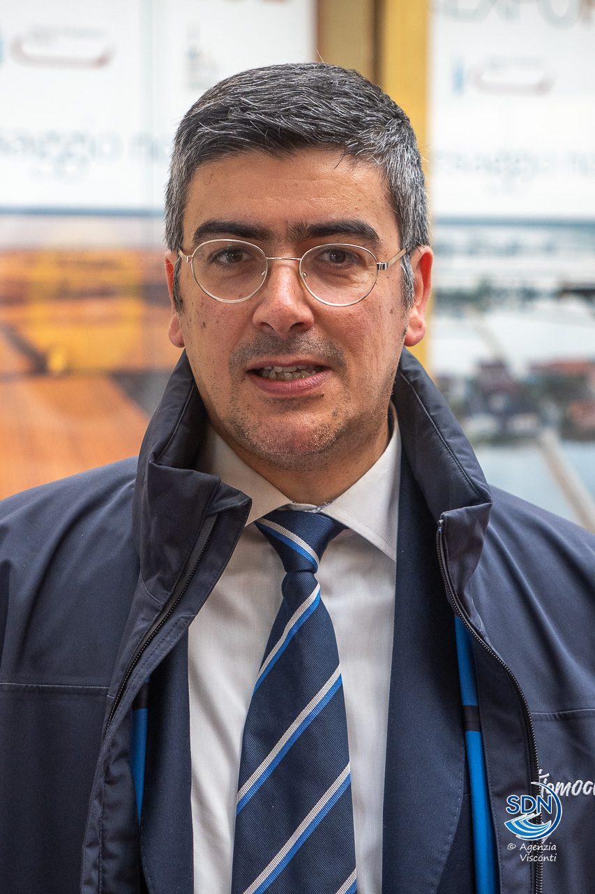 La-prima-auto-targata-Novara-arriva-in-citta3041-1