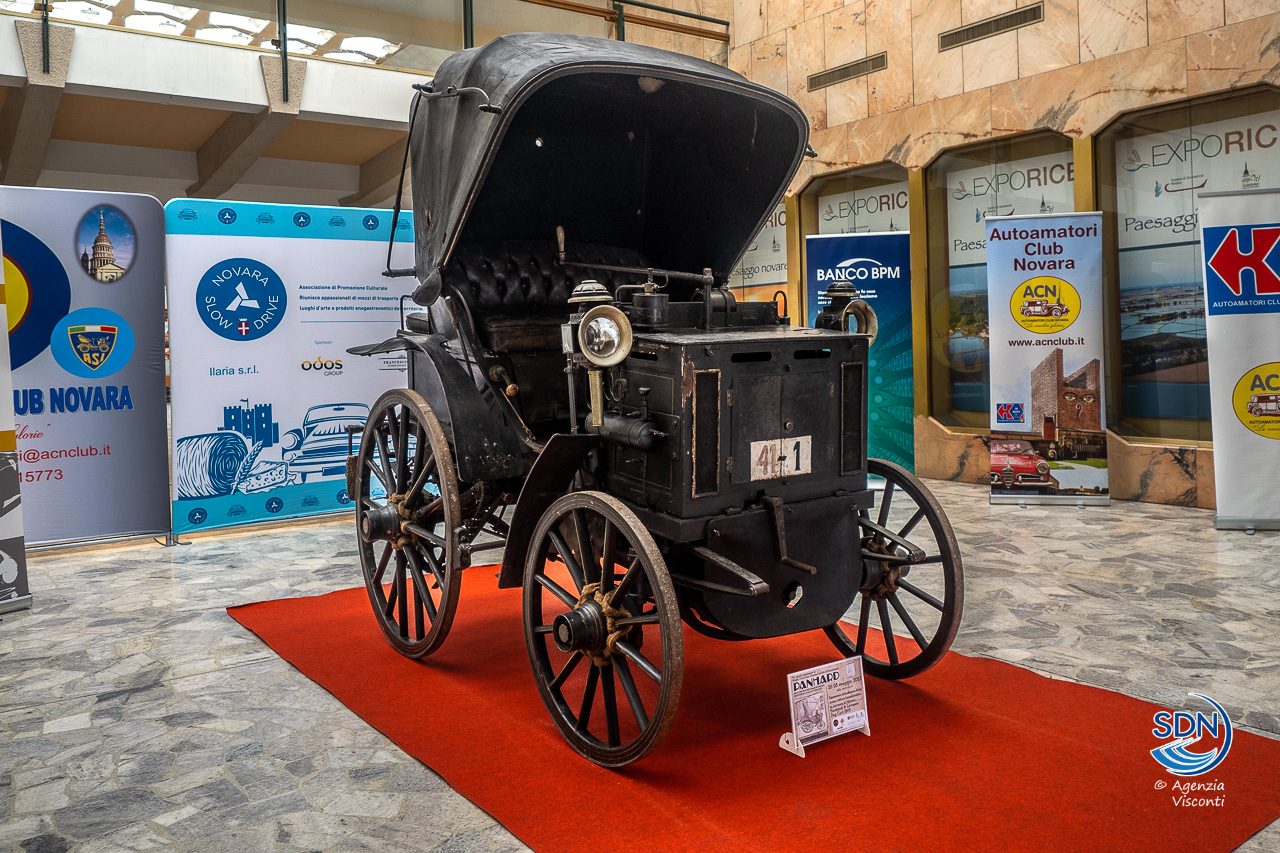 La-prima-auto-targata-Novara-arriva-in-citta3066