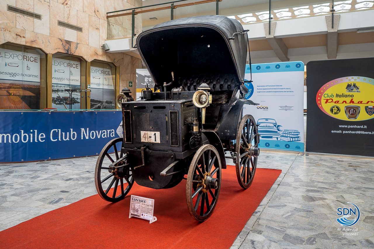 La-prima-auto-targata-Novara-arriva-in-citta3069