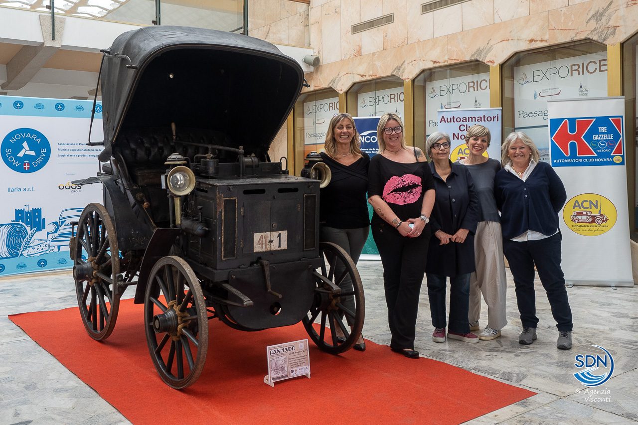 La-prima-auto-targata-Novara-arriva-in-citta3077-1
