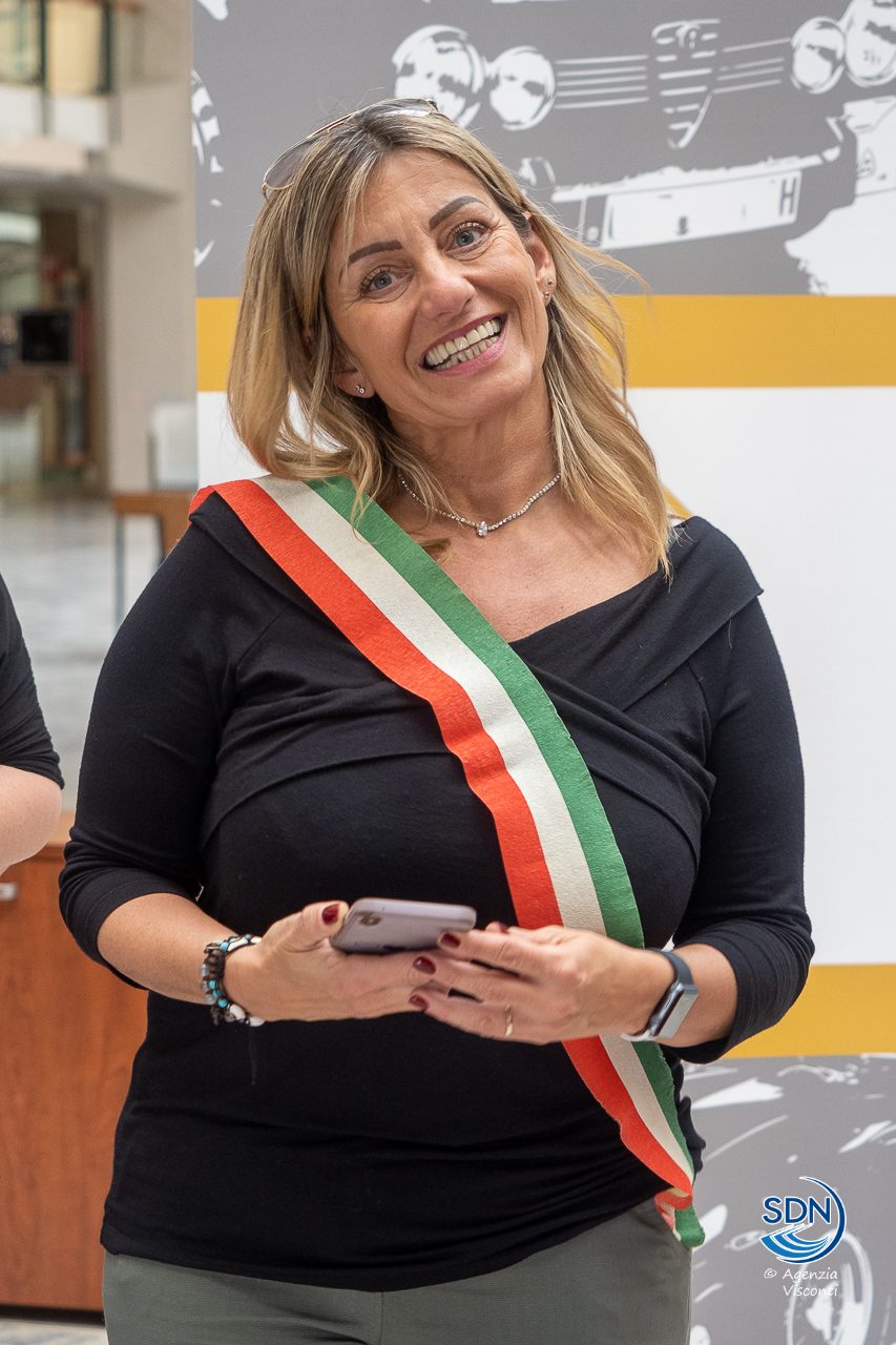 La-prima-auto-targata-Novara-arriva-in-citta3090