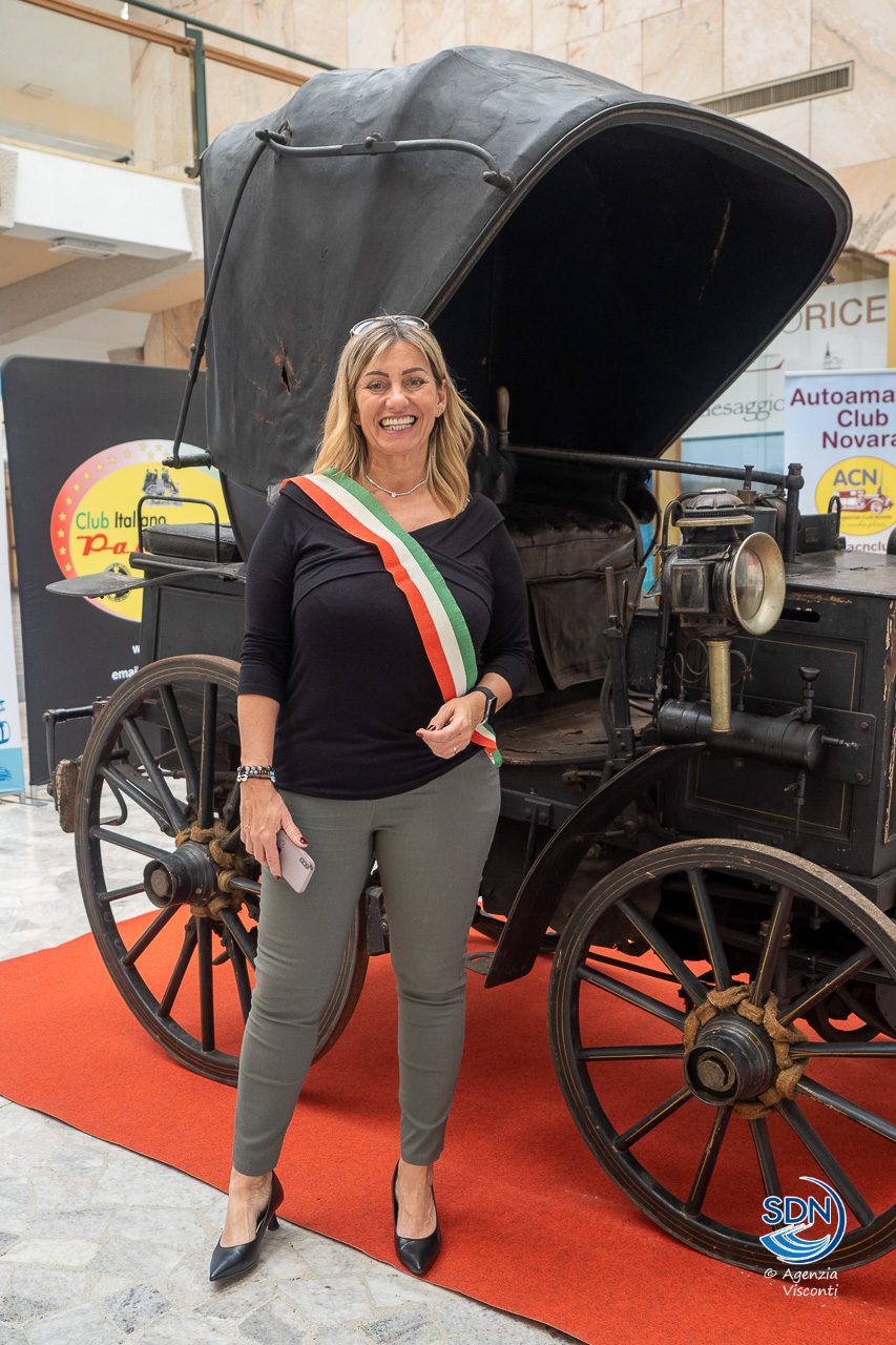 La-prima-auto-targata-Novara-arriva-in-citta3092-1