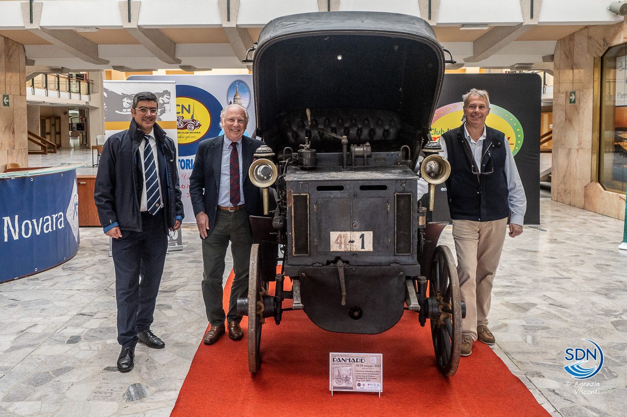 La-prima-auto-targata-Novara-arriva-in-citta3107