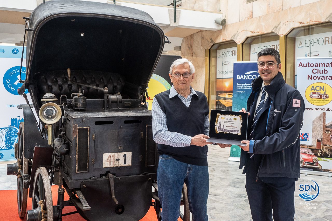 La-prima-auto-targata-Novara-arriva-in-citta3110-1