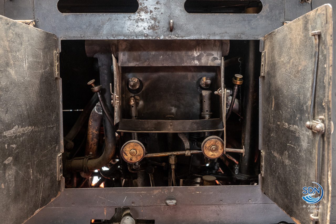 La-prima-auto-targata-Novara-arriva-in-citta3116-1