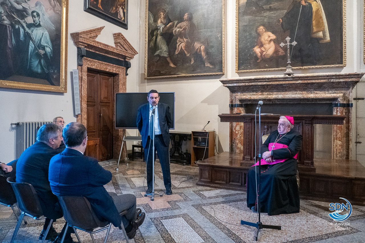 Auguri-vescovo-brambilla-autorità-natale-2023_11
