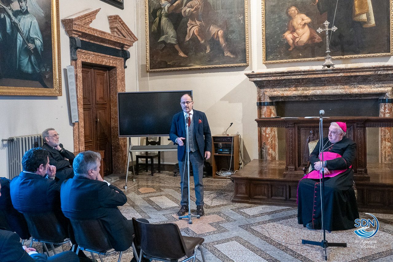 Auguri-vescovo-brambilla-autorità-natale-2023_12